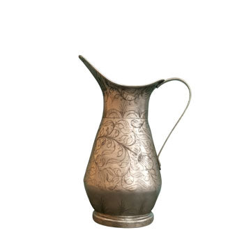 إبريق يدوي الصنع أبيض محفور عليه نقش إبريق يدوي الصنع أبيض محفور عليه نقش